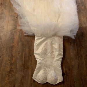Used wedding dress I’m not sure on the size